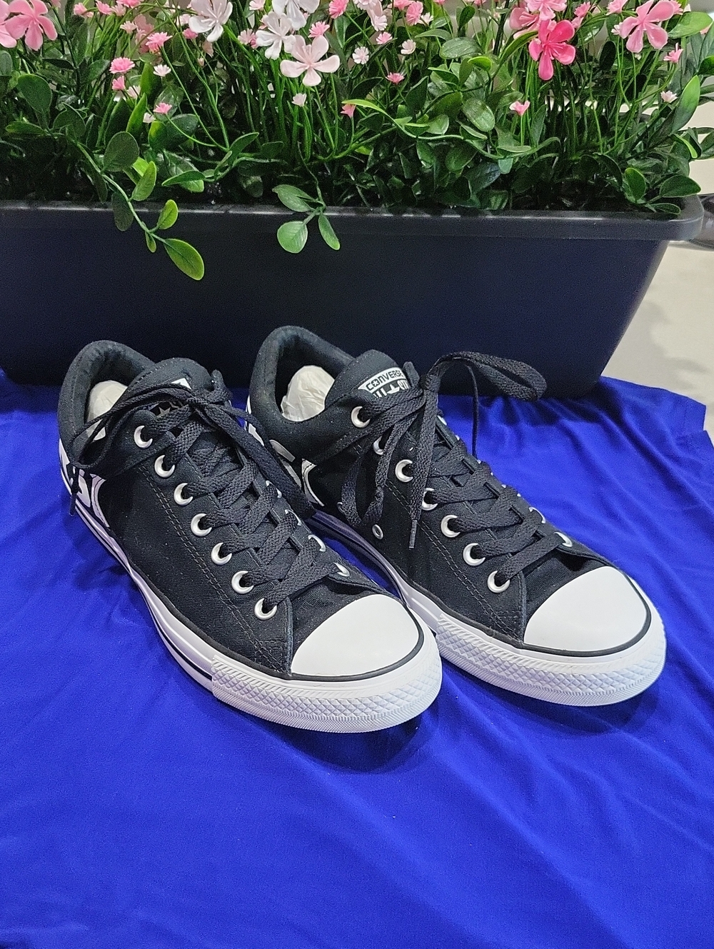Men's Size 10 CONVERSE Low Top Sneakers in Black & White
